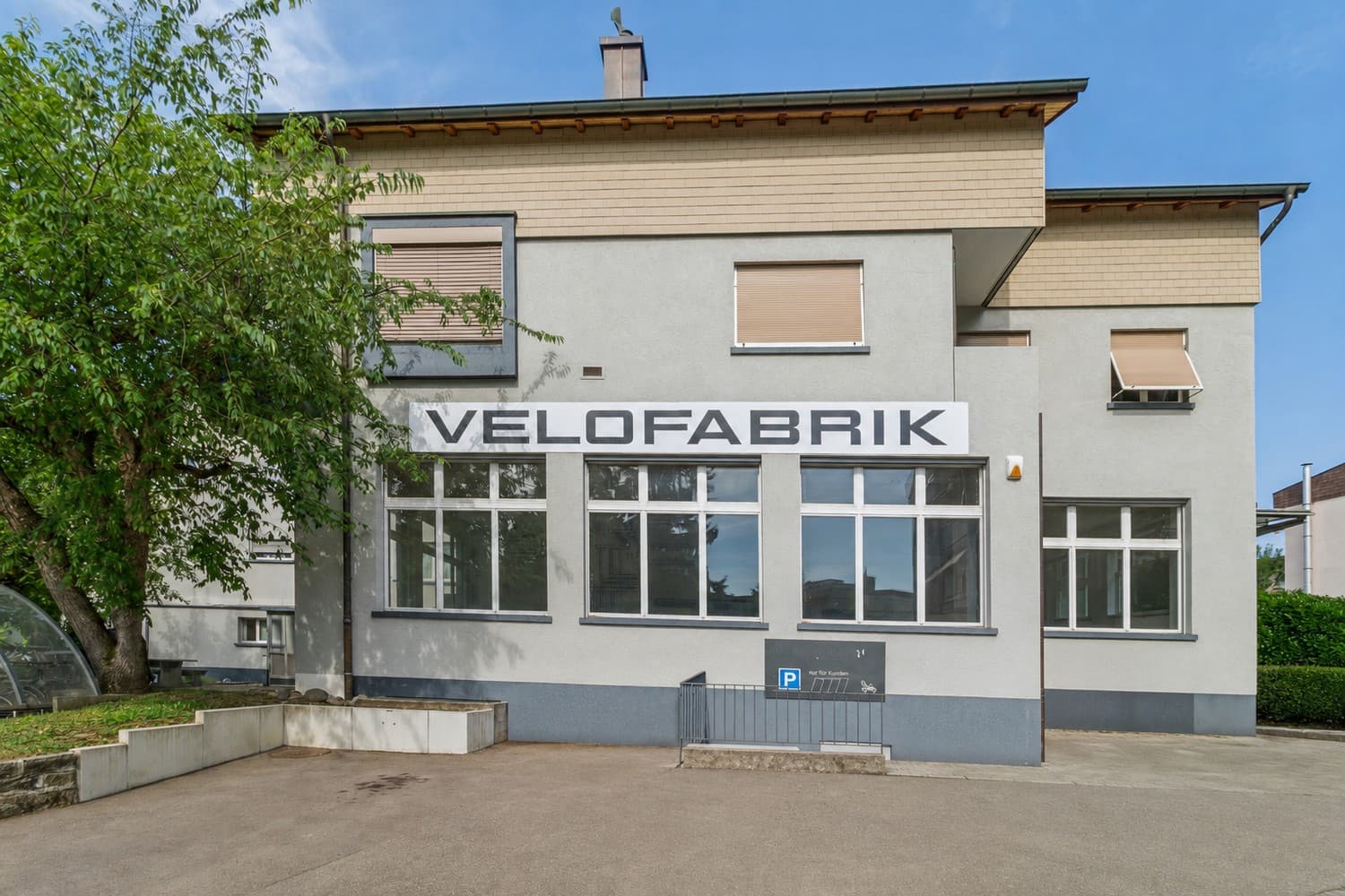 Commercial Space at Ausserdorfstrasse 4c, 8052 Zurich
