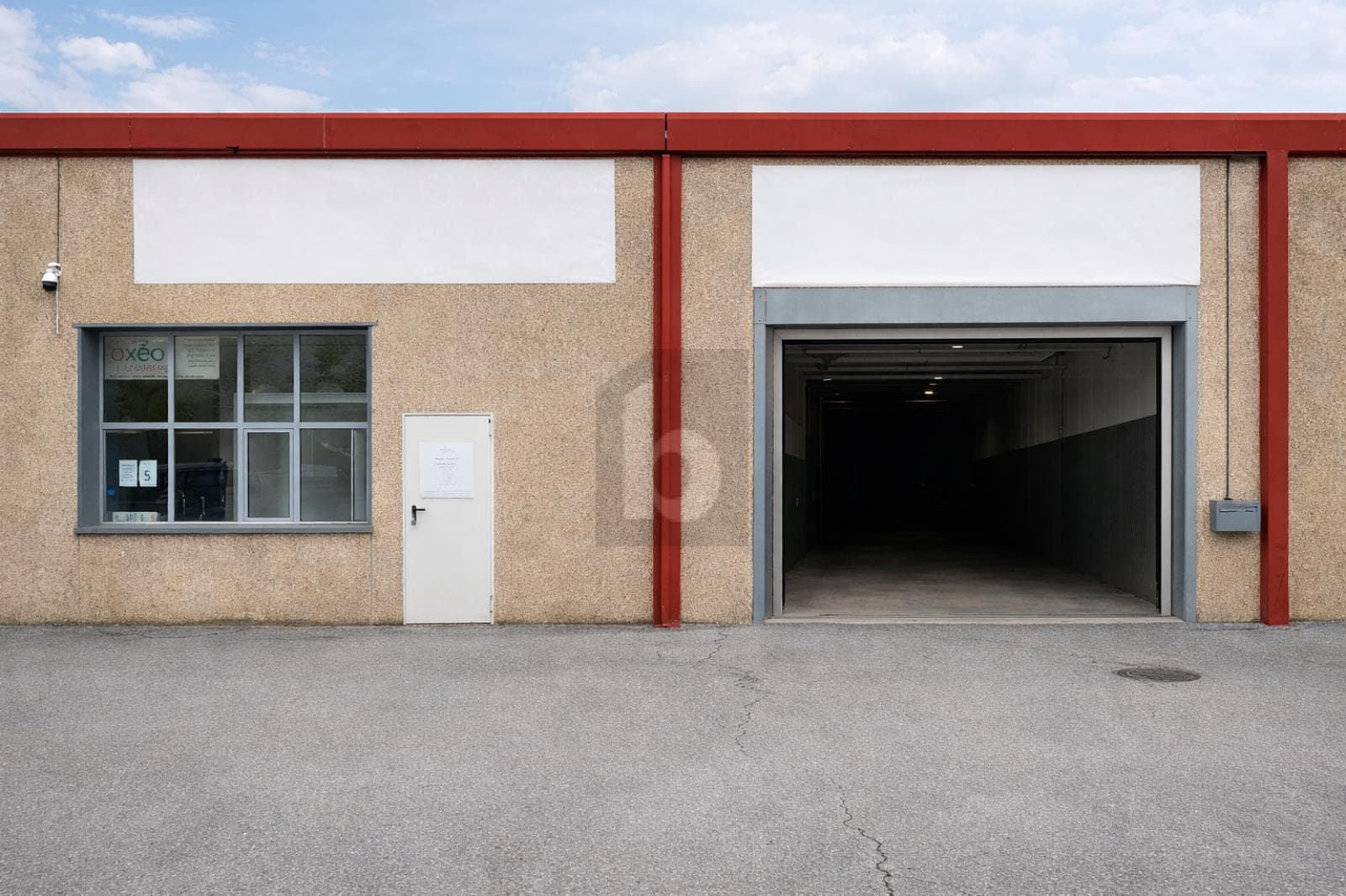 Storage room in 1955 St-Pierre-de-Clages, 103m²